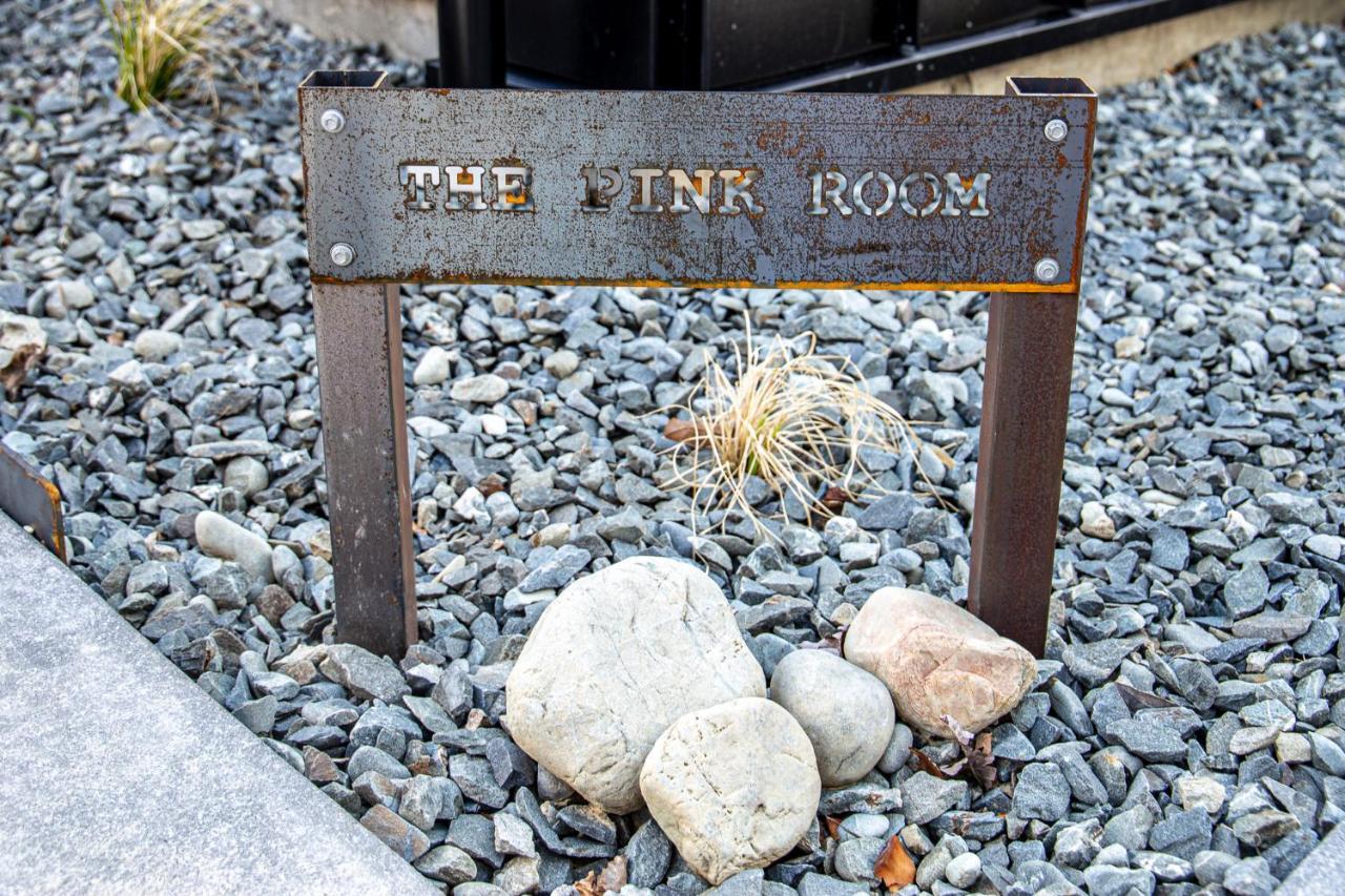 Magic On Maryburn - The Pink Room Twizel Exteriör bild
